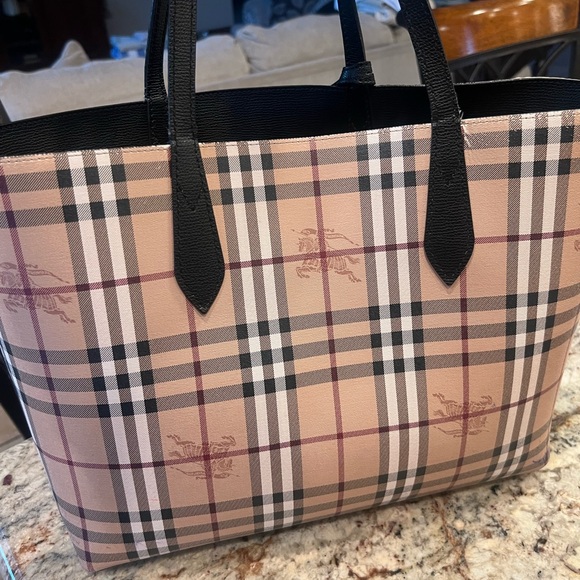 Authentic Burberry reversible tote gently used..v. Good condition - Picture 7 of 8
